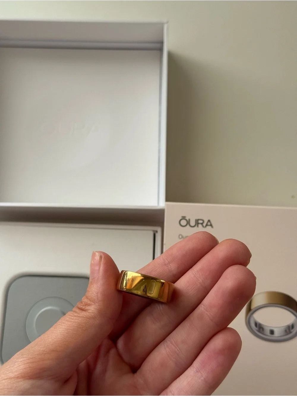 Oura Ring 4 Box with Gold Ring Illustration